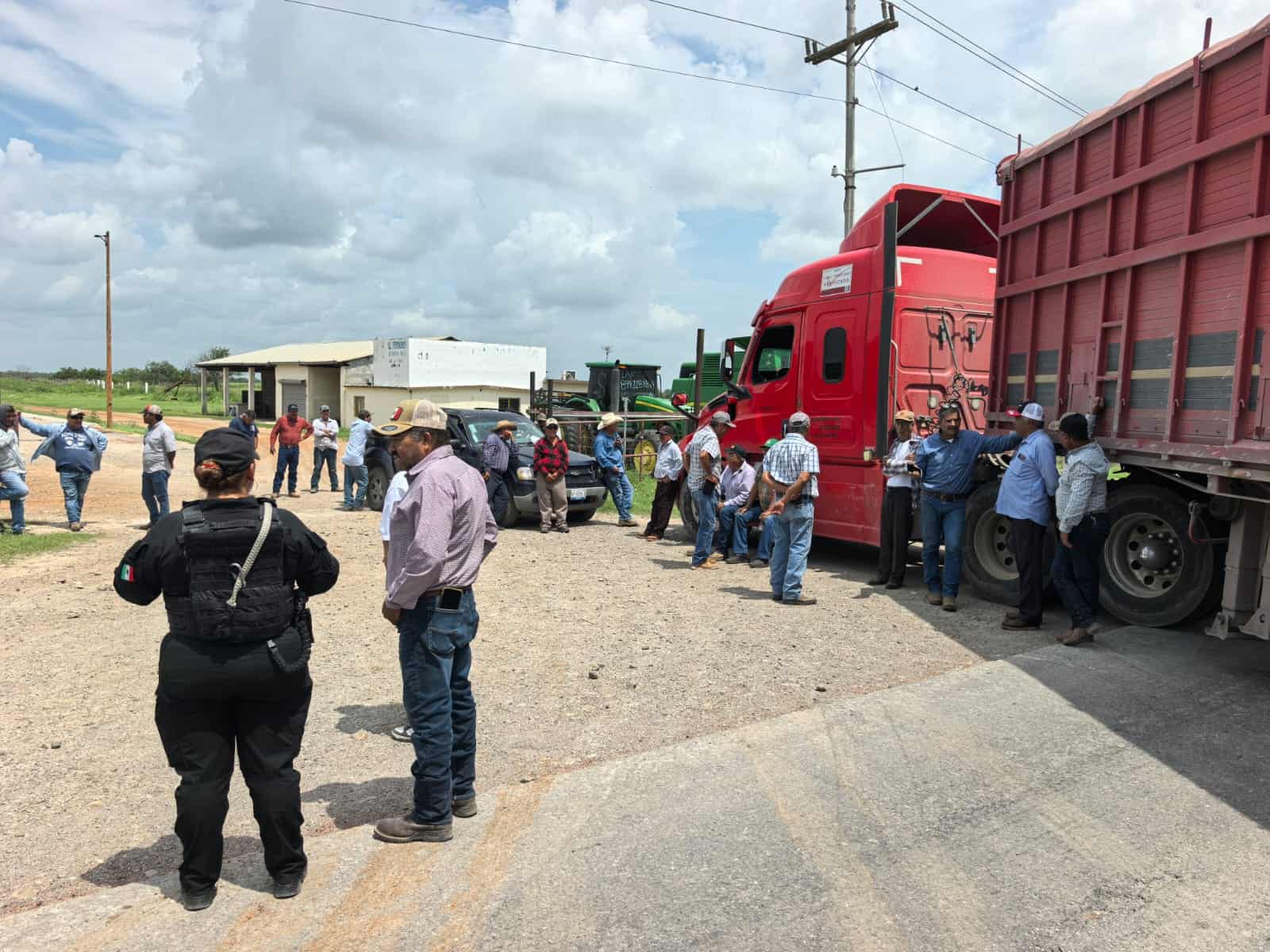 Cumplen productores con cierre carretero
