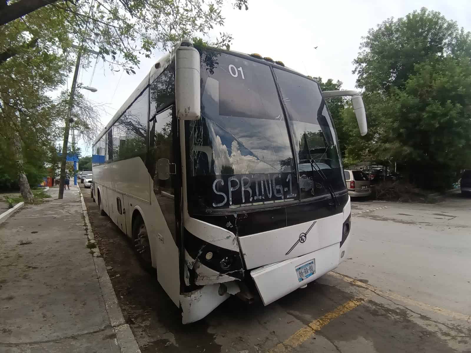 Se lleva autobús a tres vehículos
