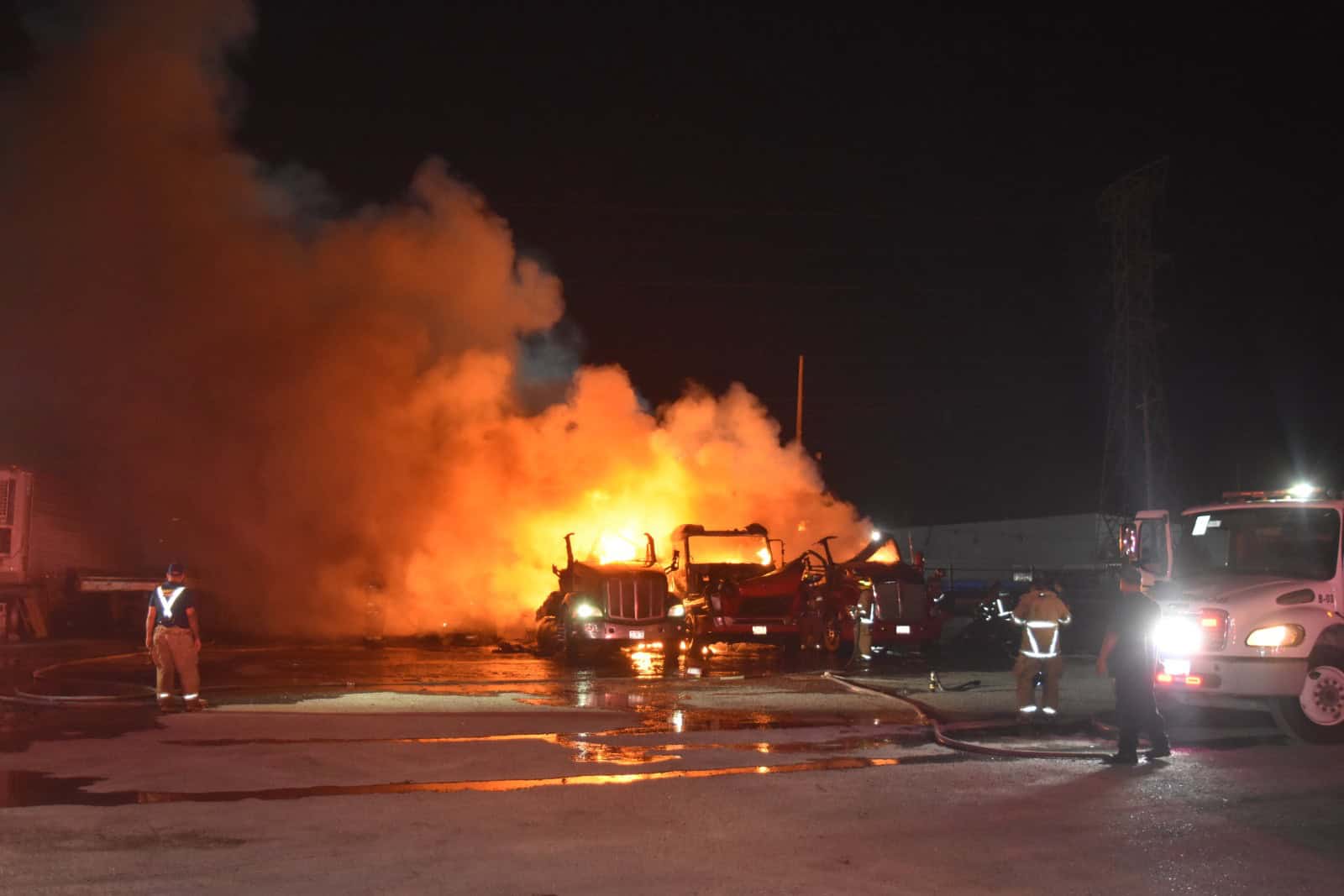 Arde pensión de tráileres