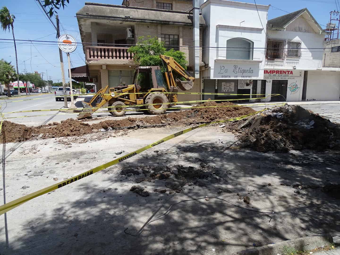 Inicia reparación de grave socavón
