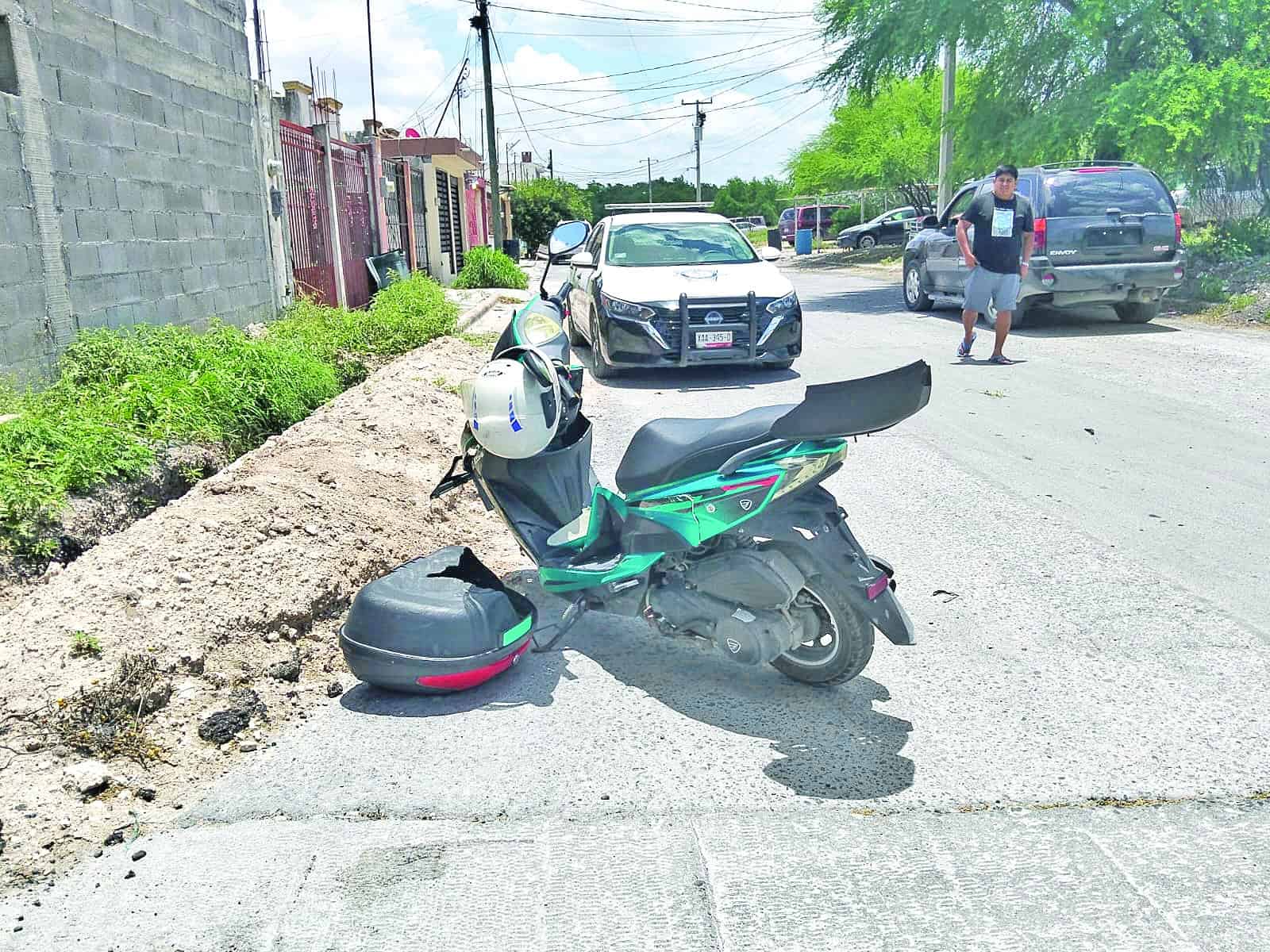 Ignora alto y choca con automóvil