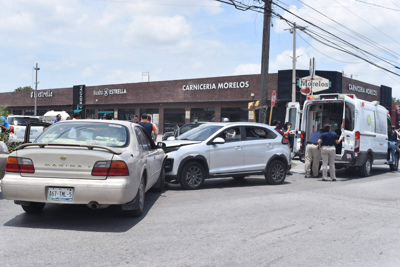 Invade carril y causa un accidente en La Cañada
