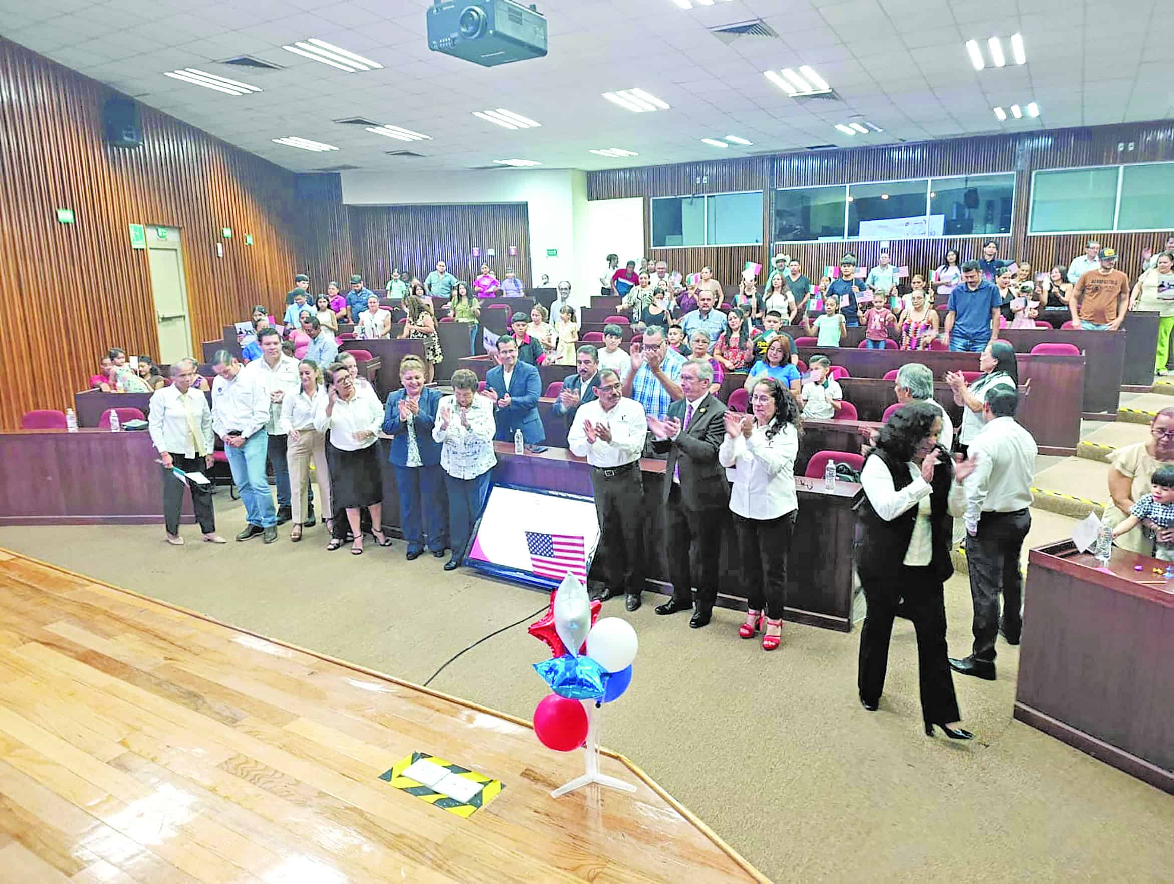 Entregan actas de doble nacionalidad