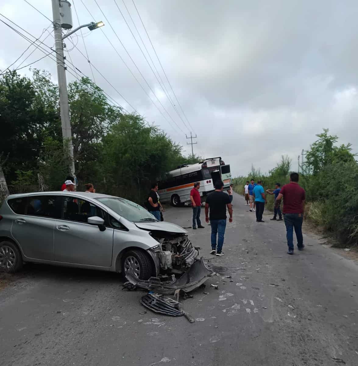Choca automóvil contra microbús