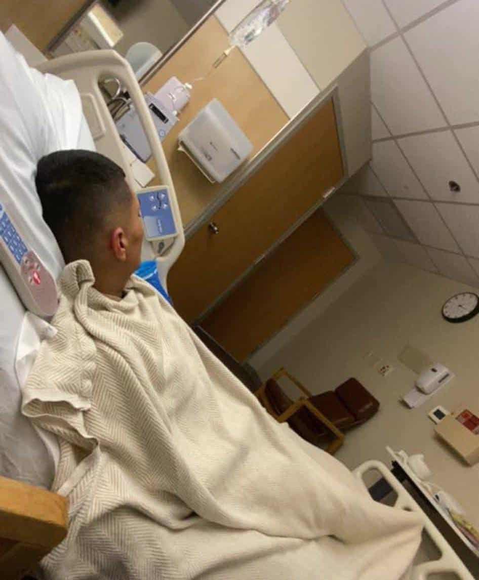 Clama joven una mano solidaria