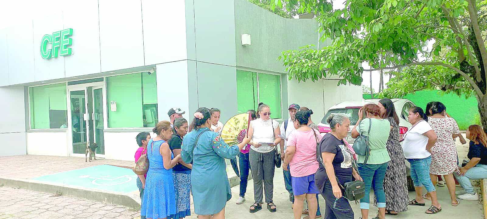 Viven familias entre apagones