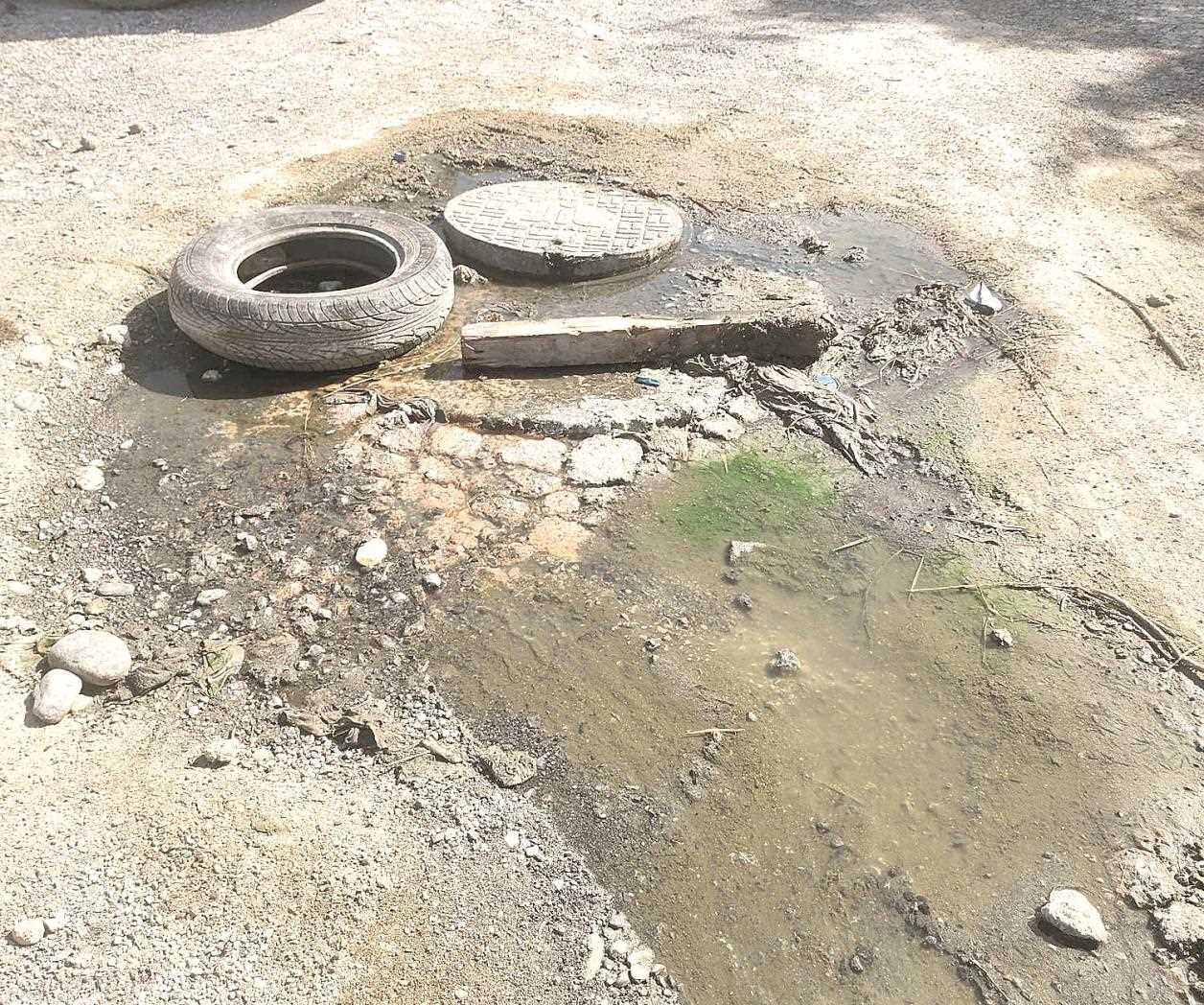 Desespera a familias fuga de aguas negras