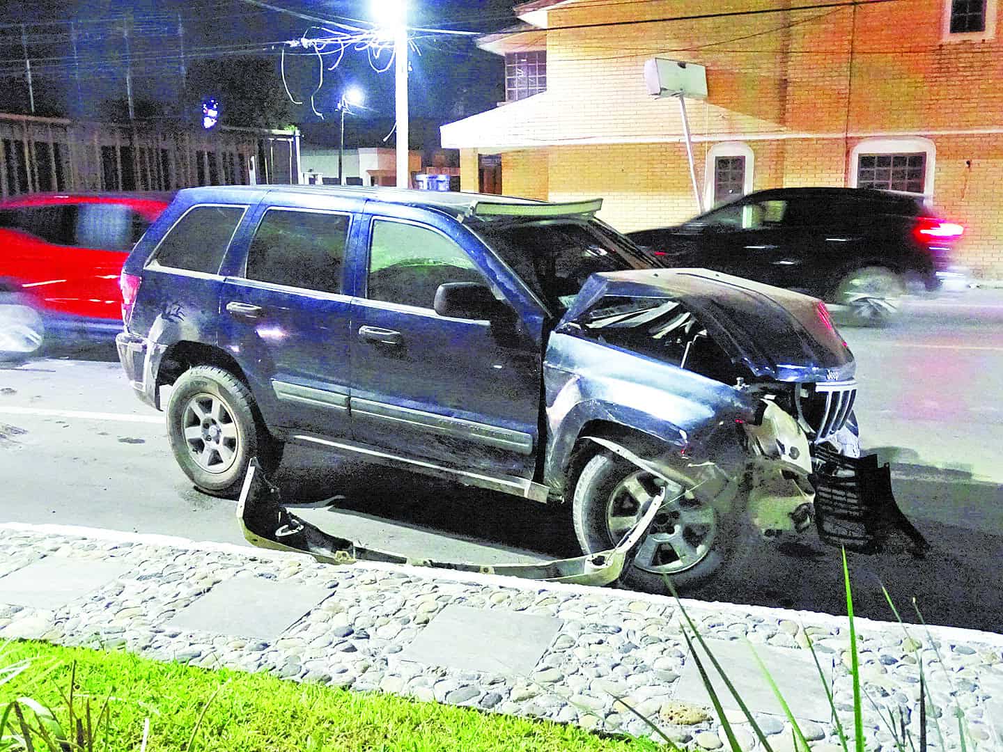 Colisionan 2 en peligroso cruce