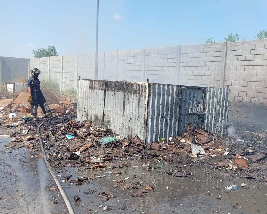 Arde contenedor de basura en IMSS 270