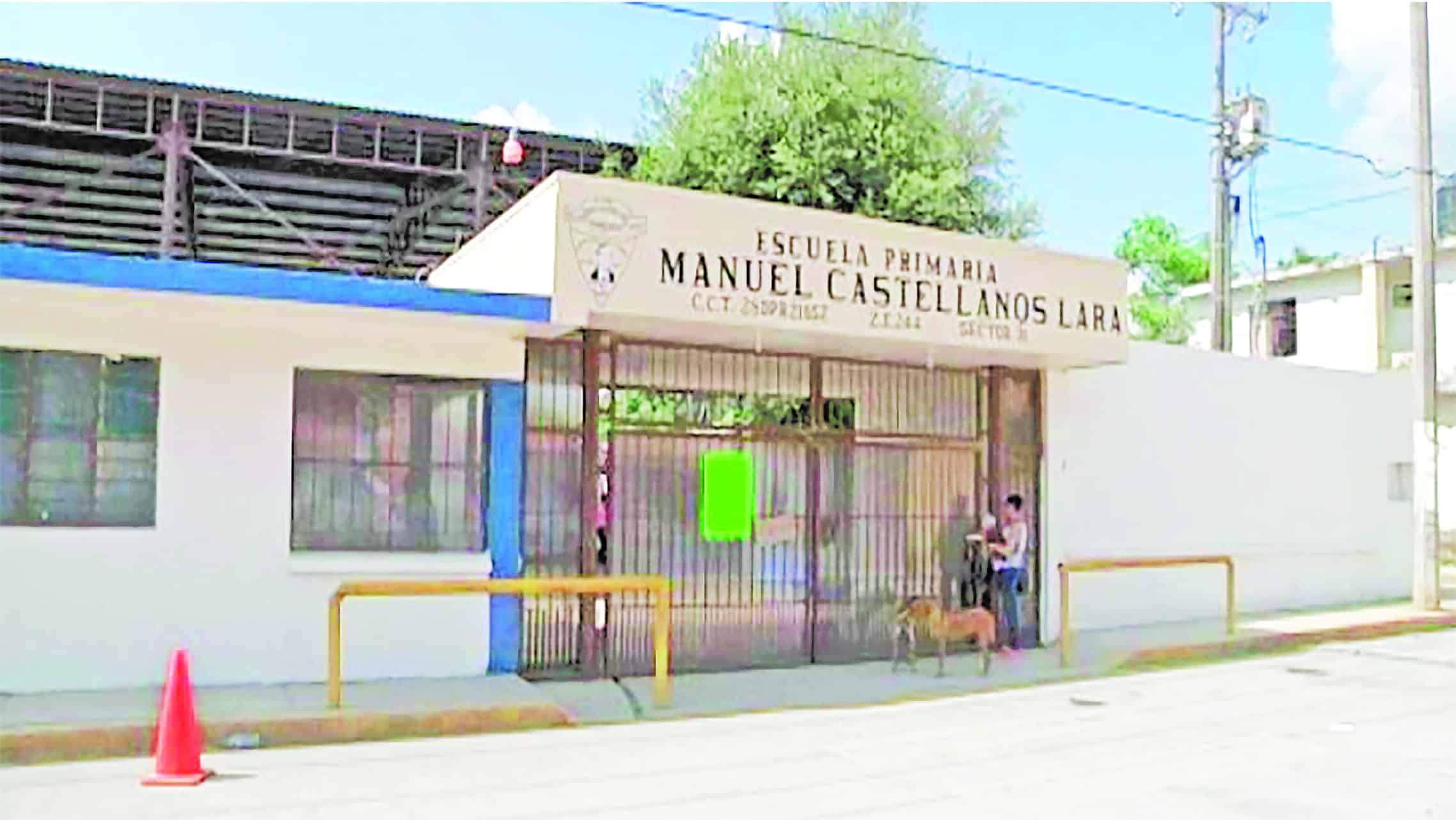 Acusan a director de vender lista de útiles