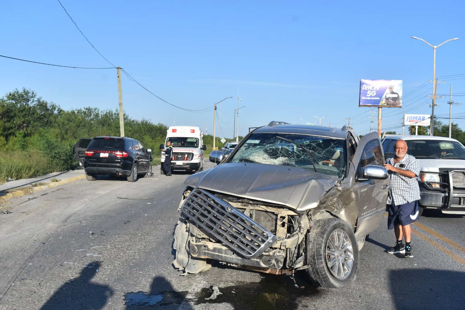 Choca al salir de gasolinera