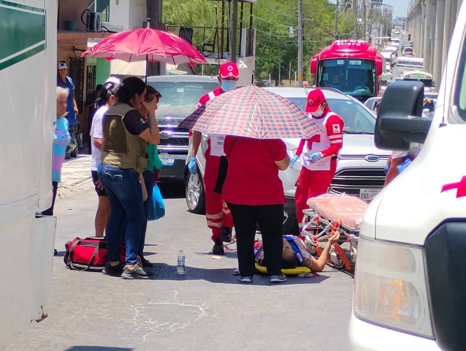 Arrolla micro a una mujer