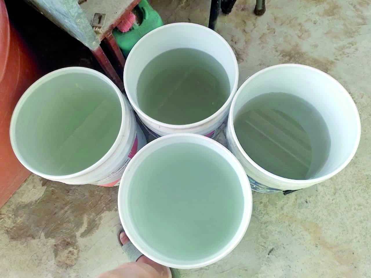 Sufren familias por baja presión en el suministro de agua potable