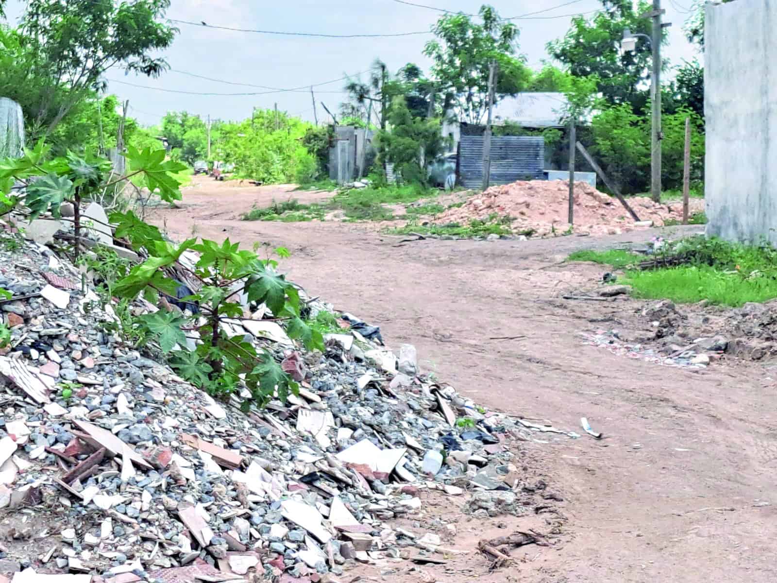Demandan vecinos cordones, banquetas y calles pavimentadas