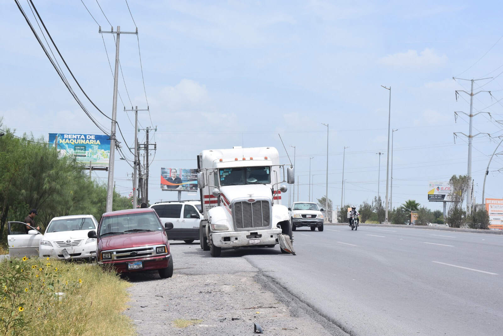 Chocan tráiler y automóvil