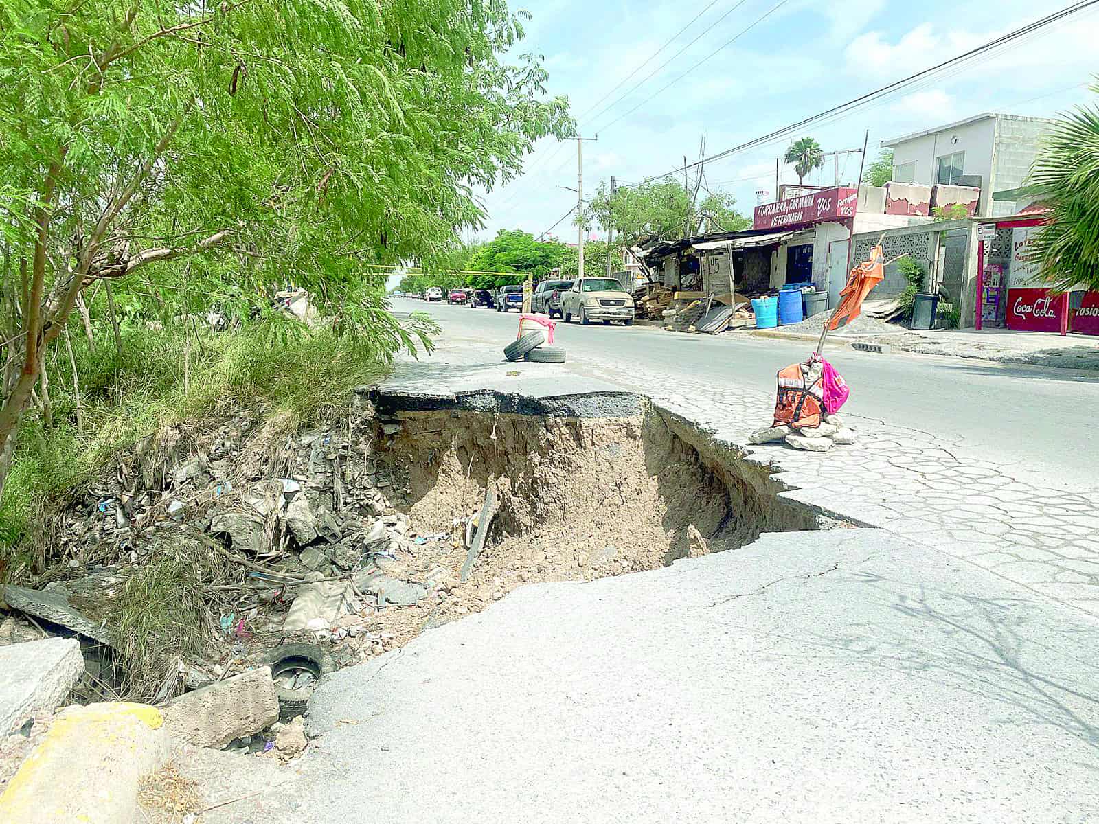 Crece socavón en la Ferrocarril Poniente