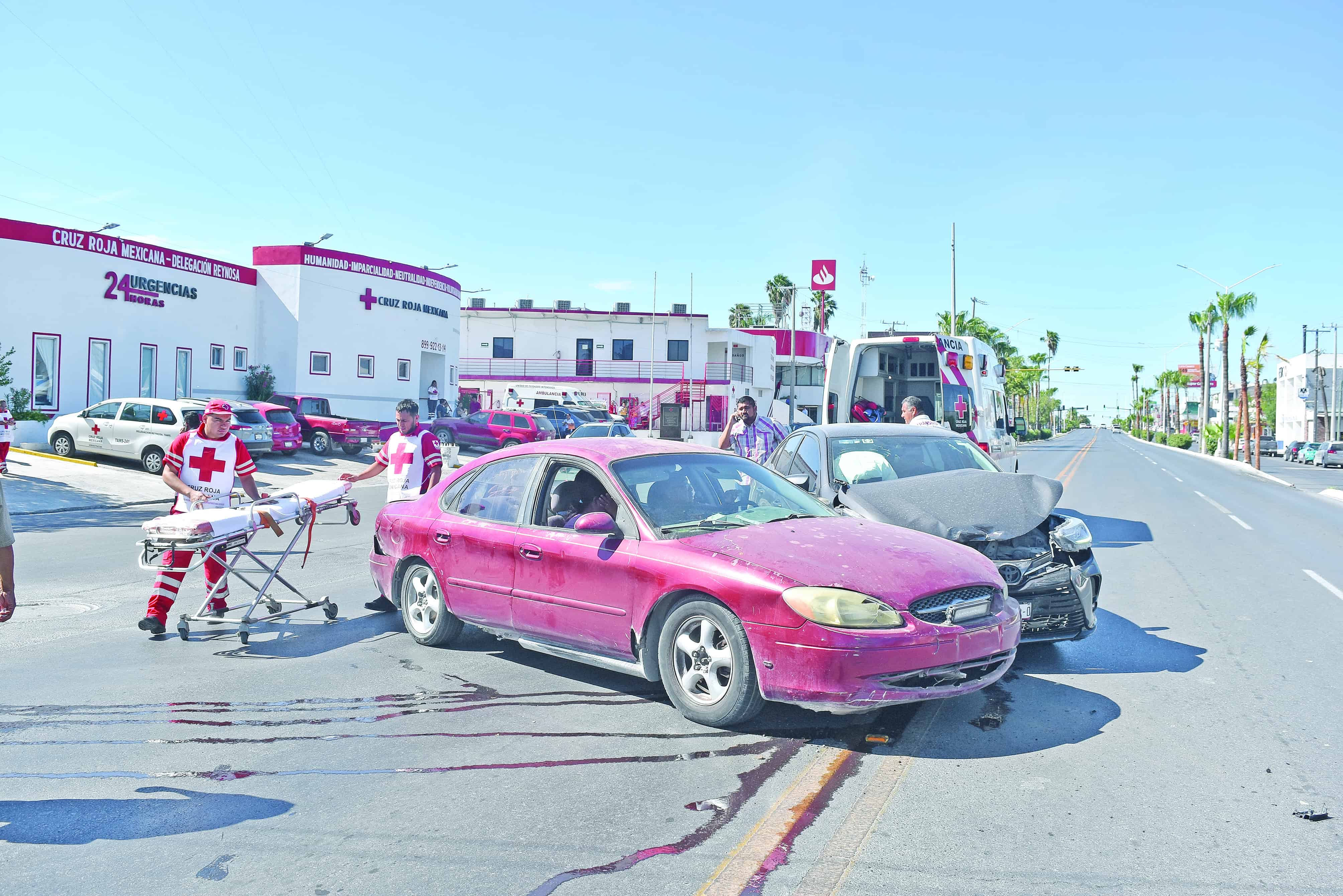 Da vuelta prohibida y provoca un choque