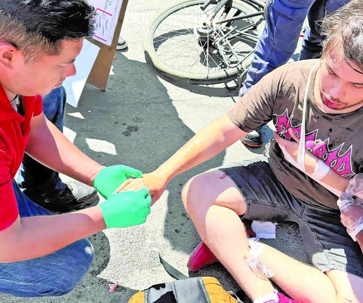Ciclista se impacta contra vehículo; acaba chimuelo