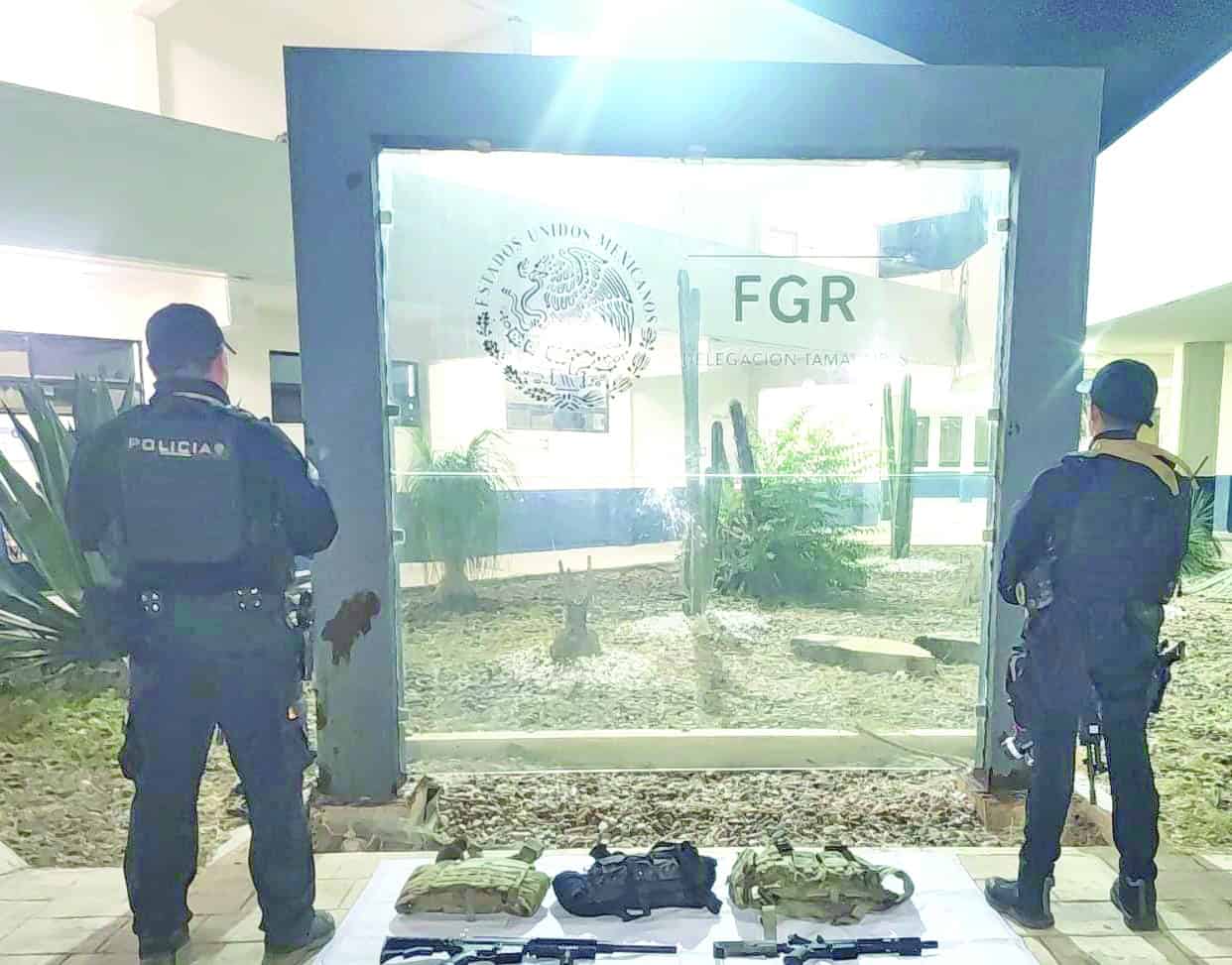 Aseguran dos camionetas robadas y armas de fuego
