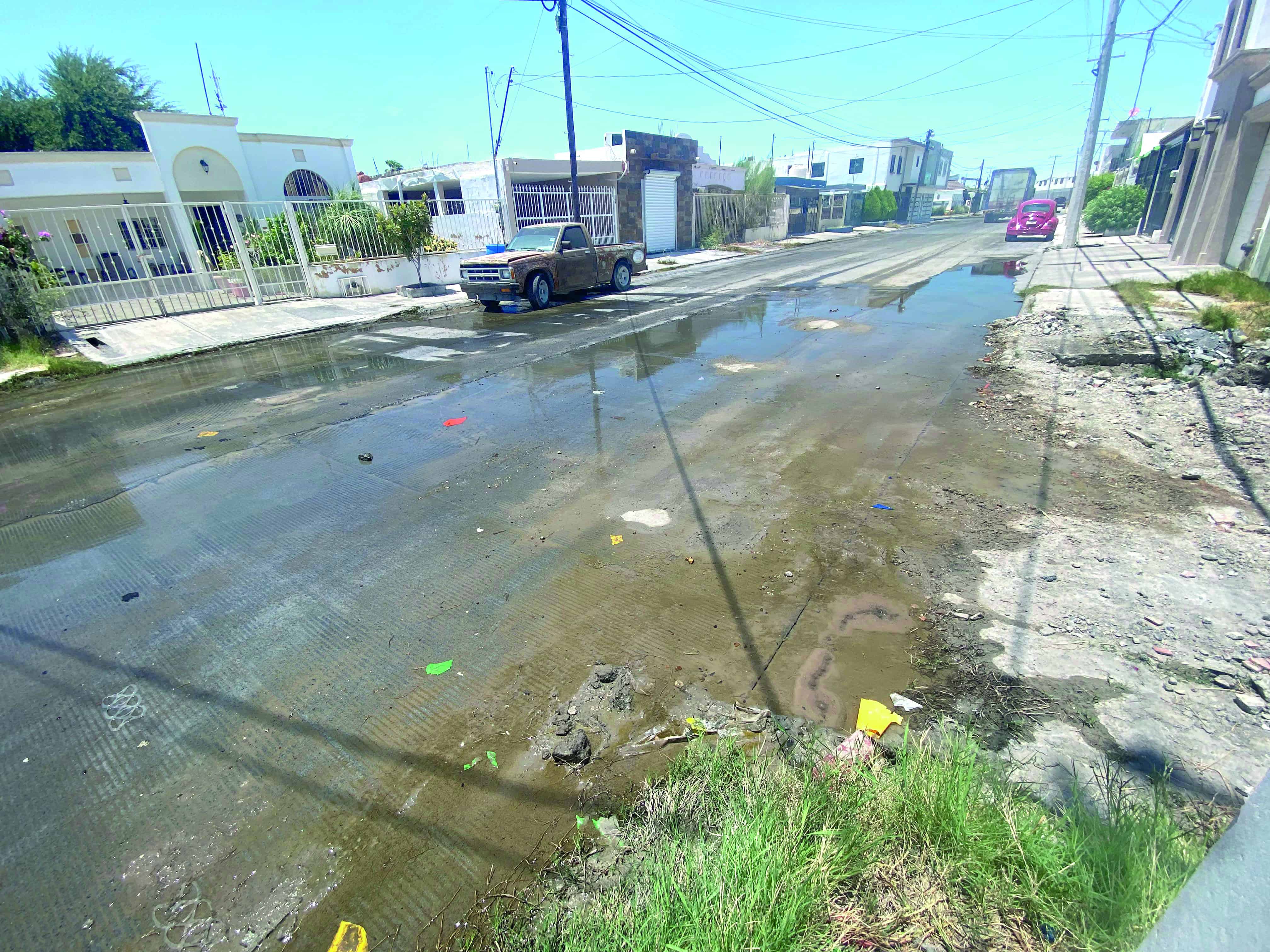 Aparece fuga de agua potable en calles de la colonia Ribereña