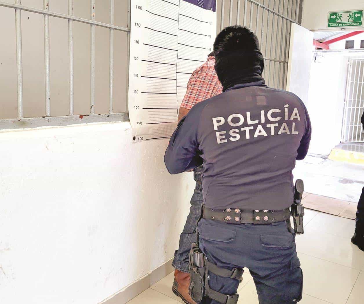 Sorprenden a 2 tomando cerveza en plaza principal