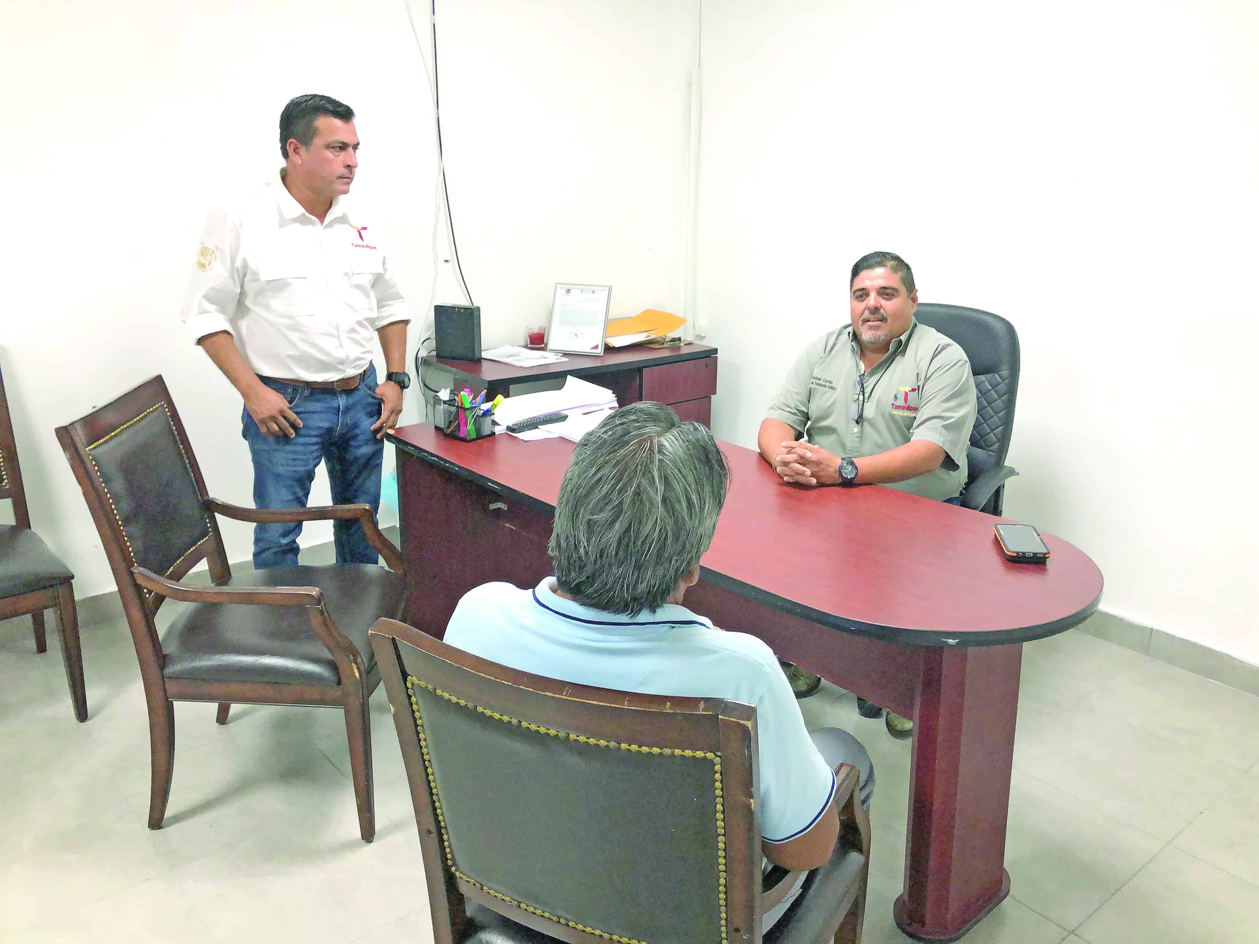 Cumplen operadores del transporte público