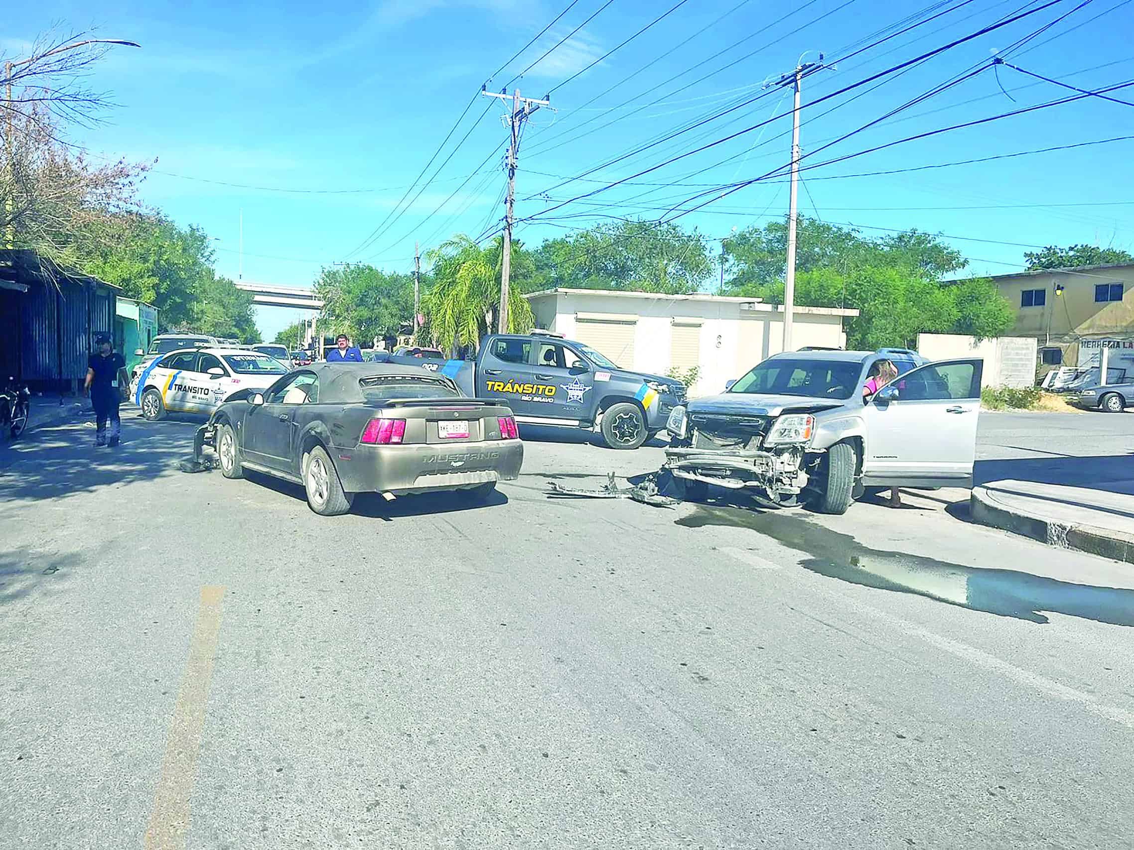 Dos personas lesionadas y daños materiales en choque