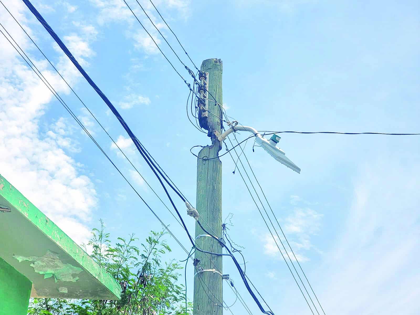 Temen ocurra accidente por un poste dañado