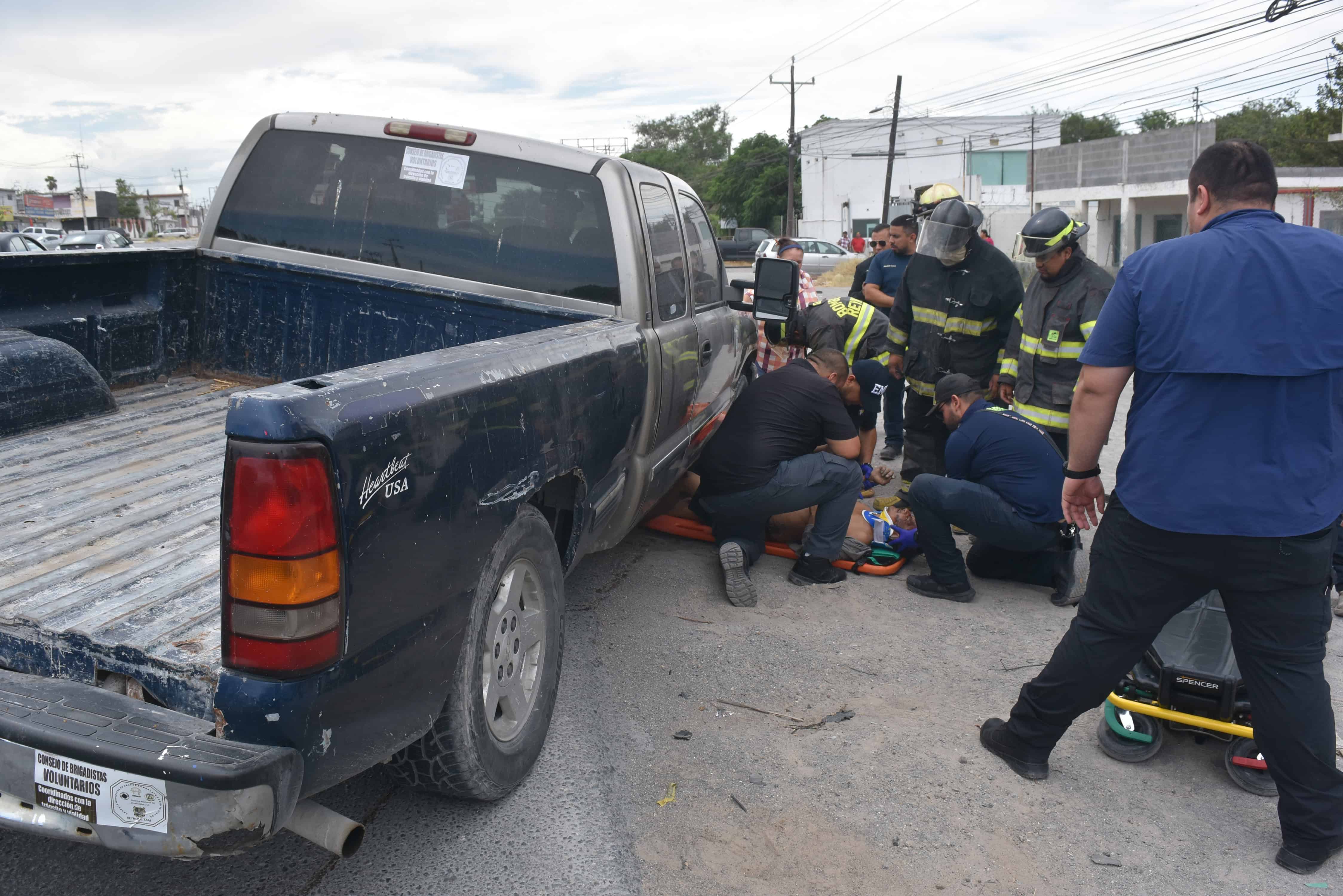Sufre embestida en carretera a Río Bravo