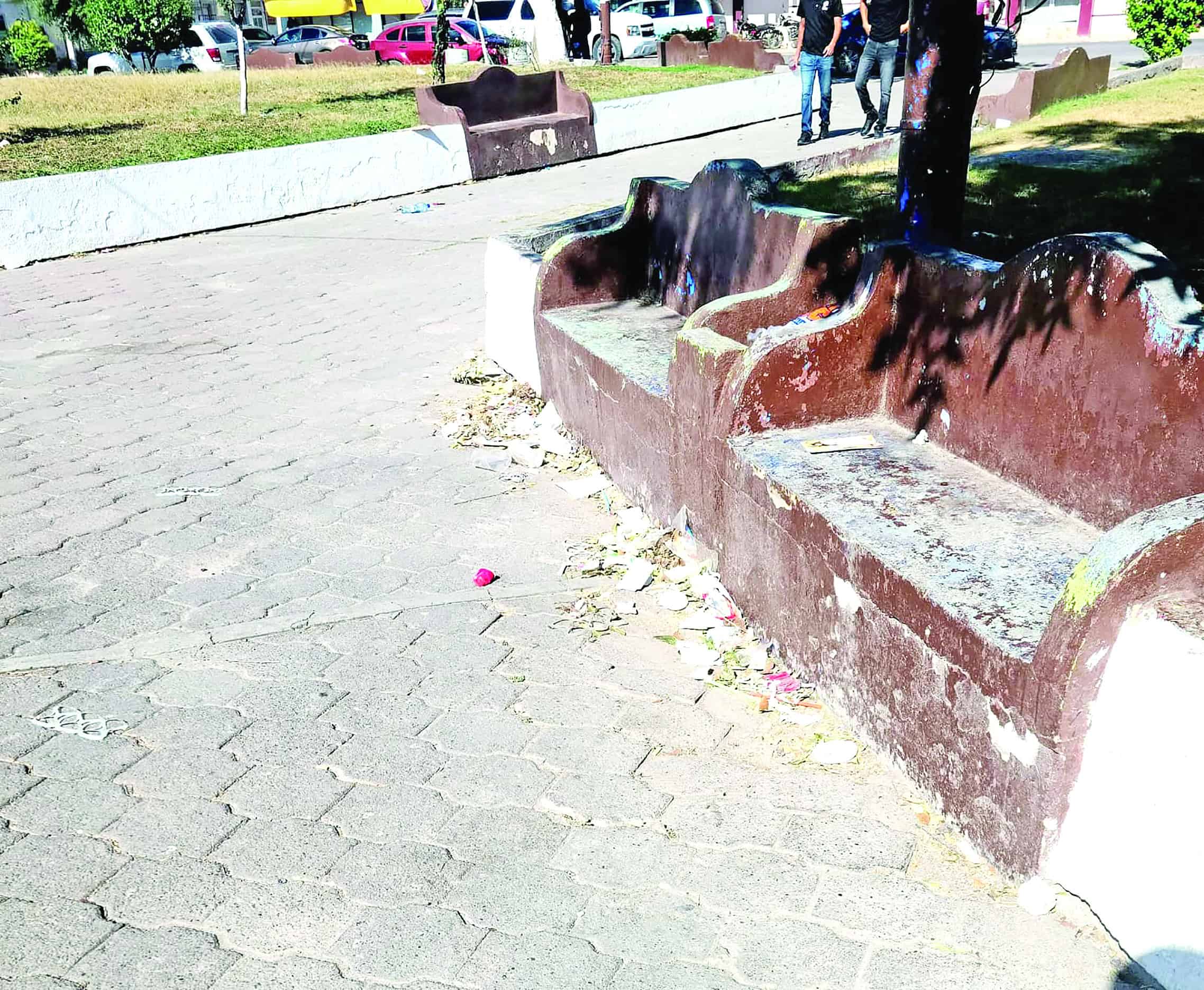 Convierten en basurero la Plaza Benito Juárez