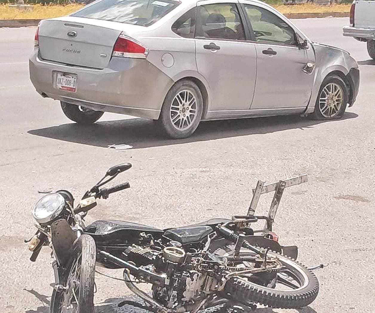 Embiste automóvil a pareja en motocicleta
