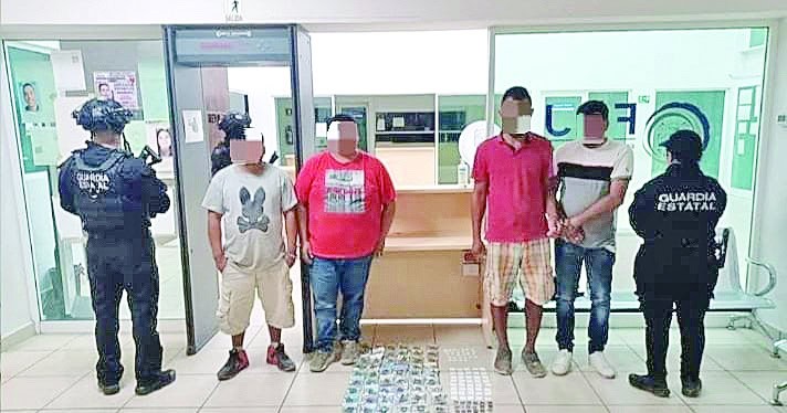 Detienen a 4 sujetos con droga y dinero en efectivo