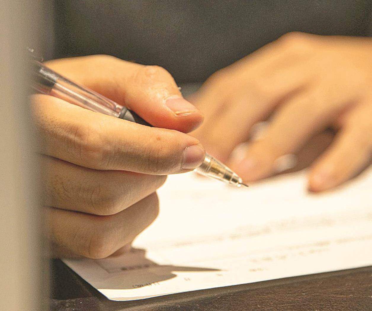 Invitan a adultos a terminar sus estudios