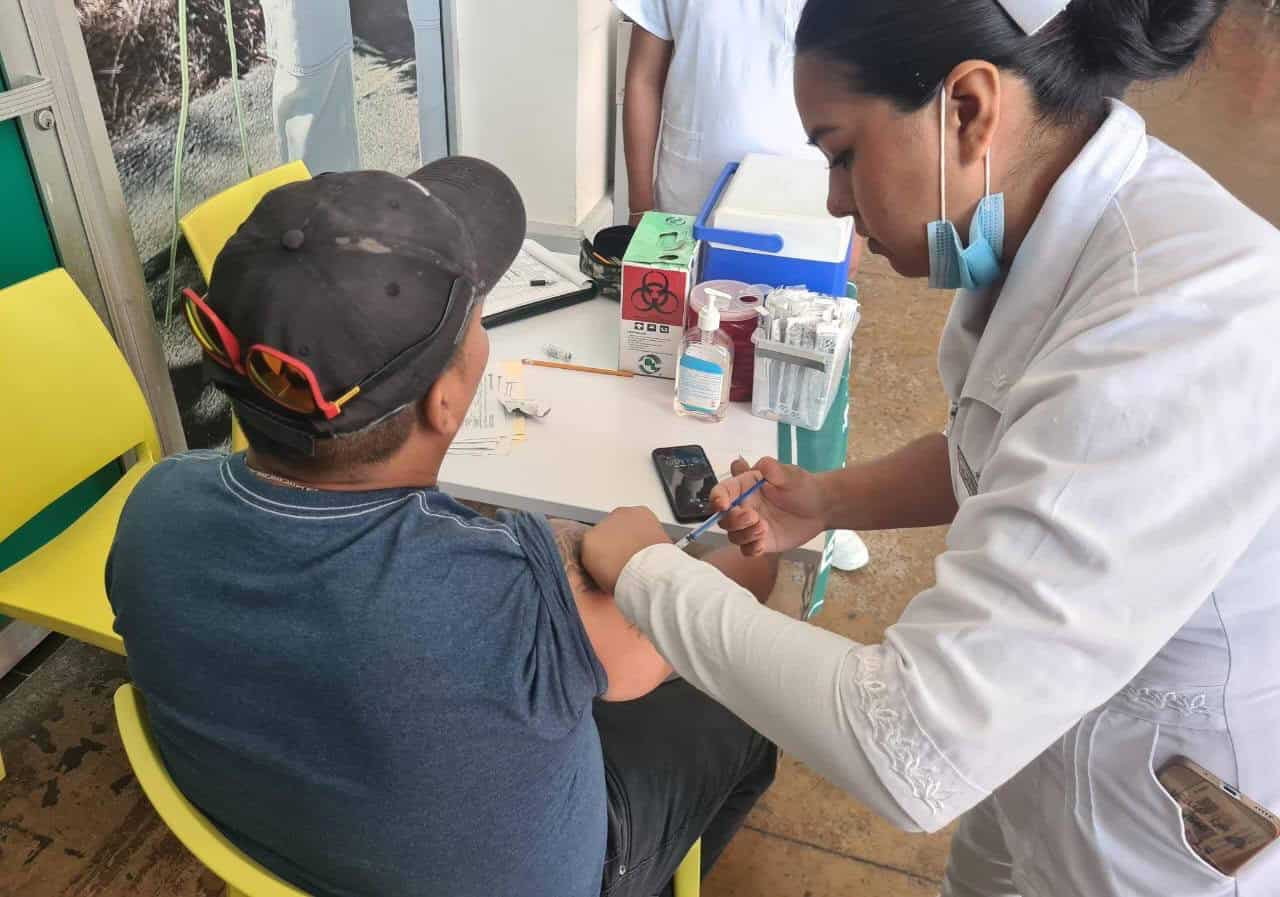 Intensifican vacunación masiva en Seguro Social