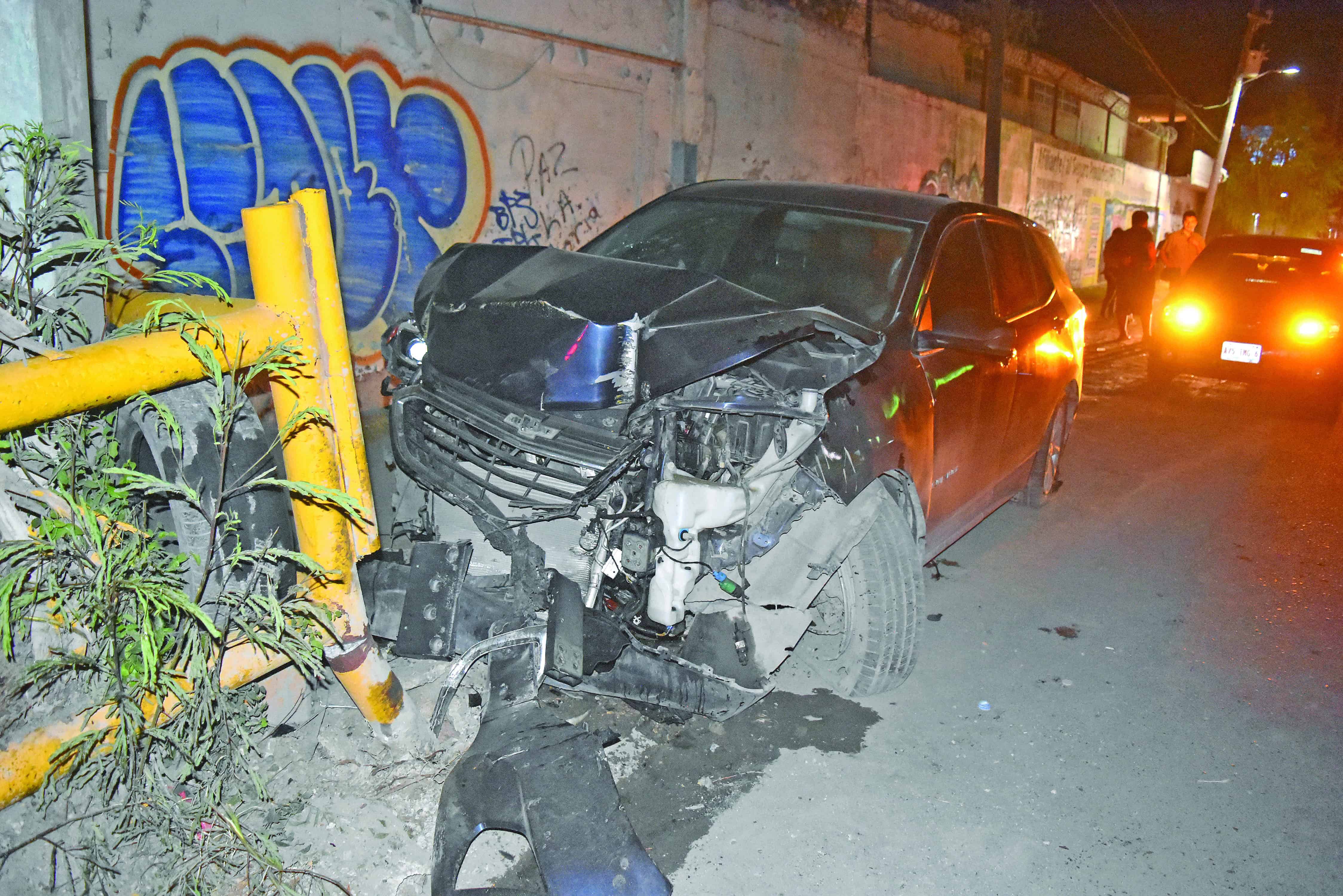 Destroza unidad al chocar contra protección metálica