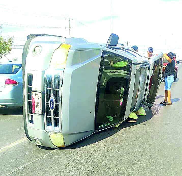 Vuelca automóvil en bulevar Hidalgo