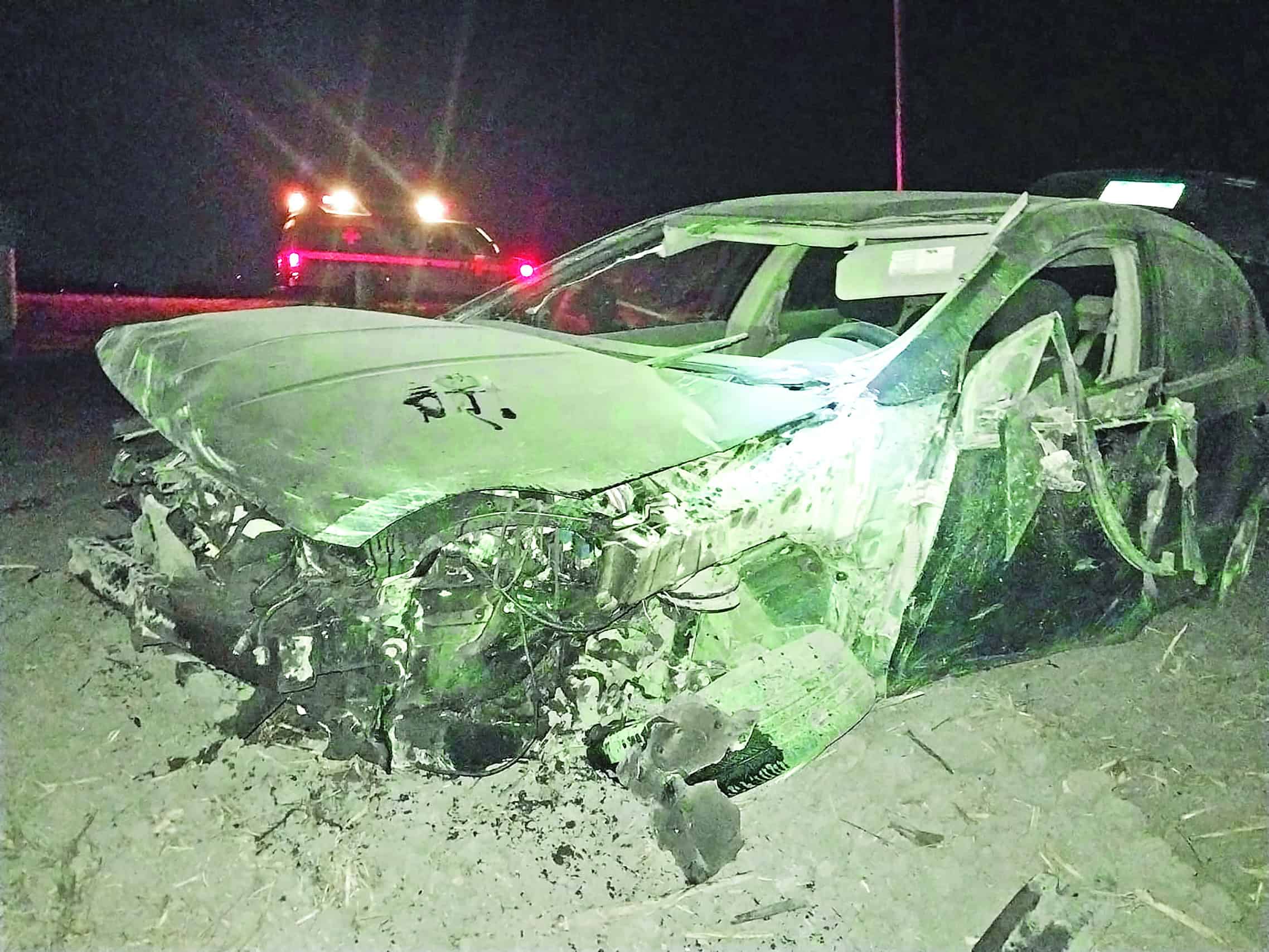 Destroza coche  en la autopista