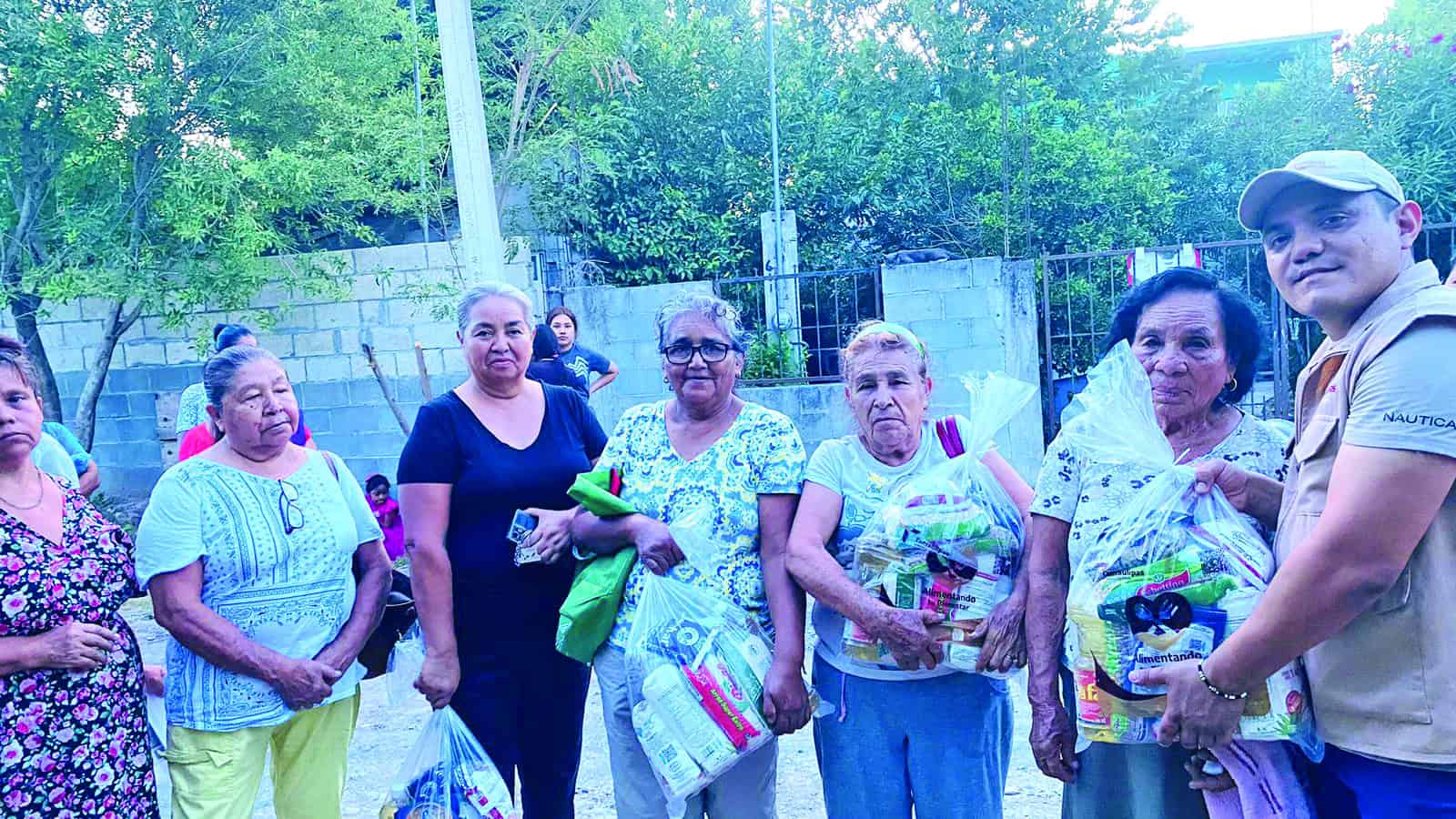 Reparte Sebien más despensas a familias