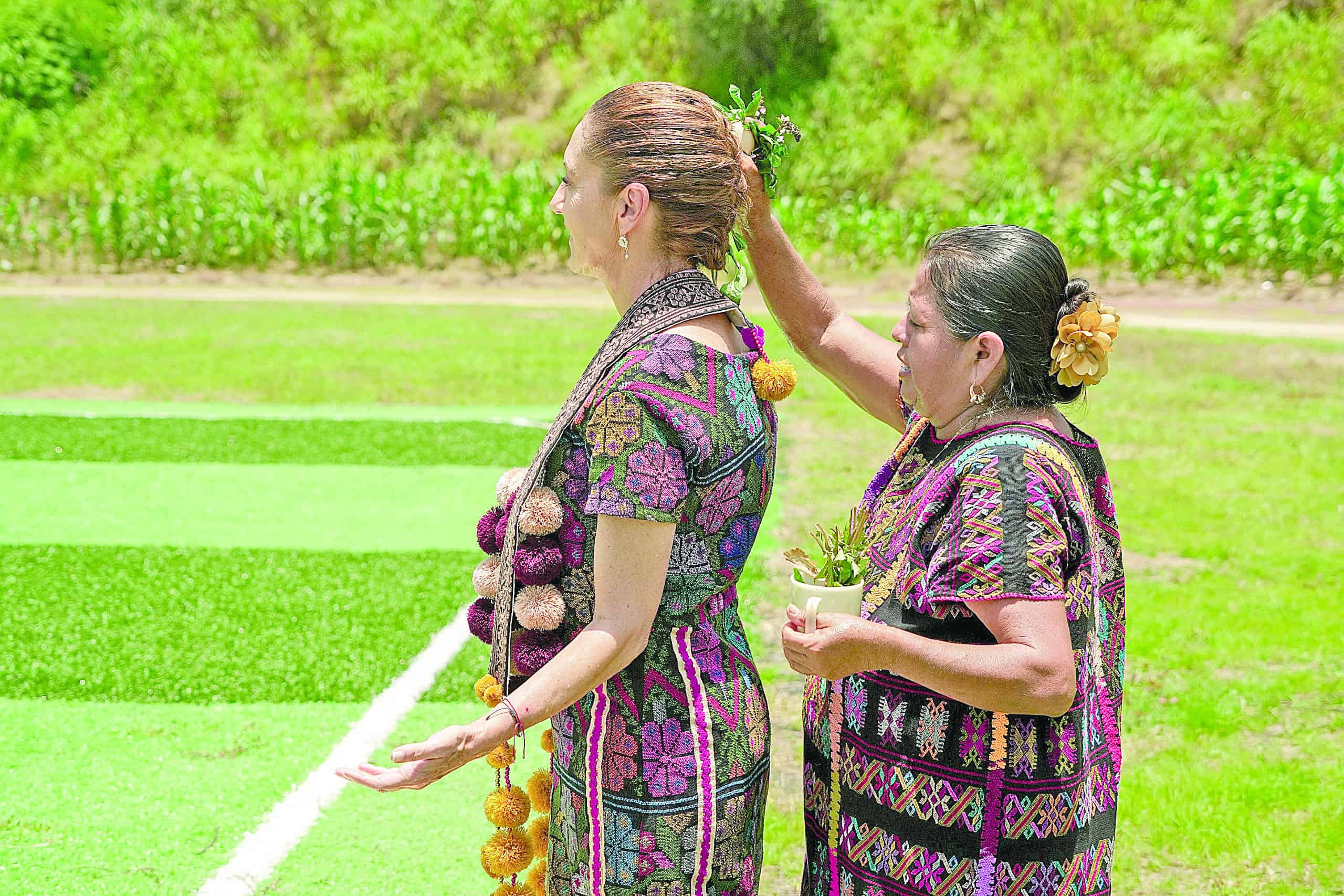 Otorgan créditos a mujeres artesanas