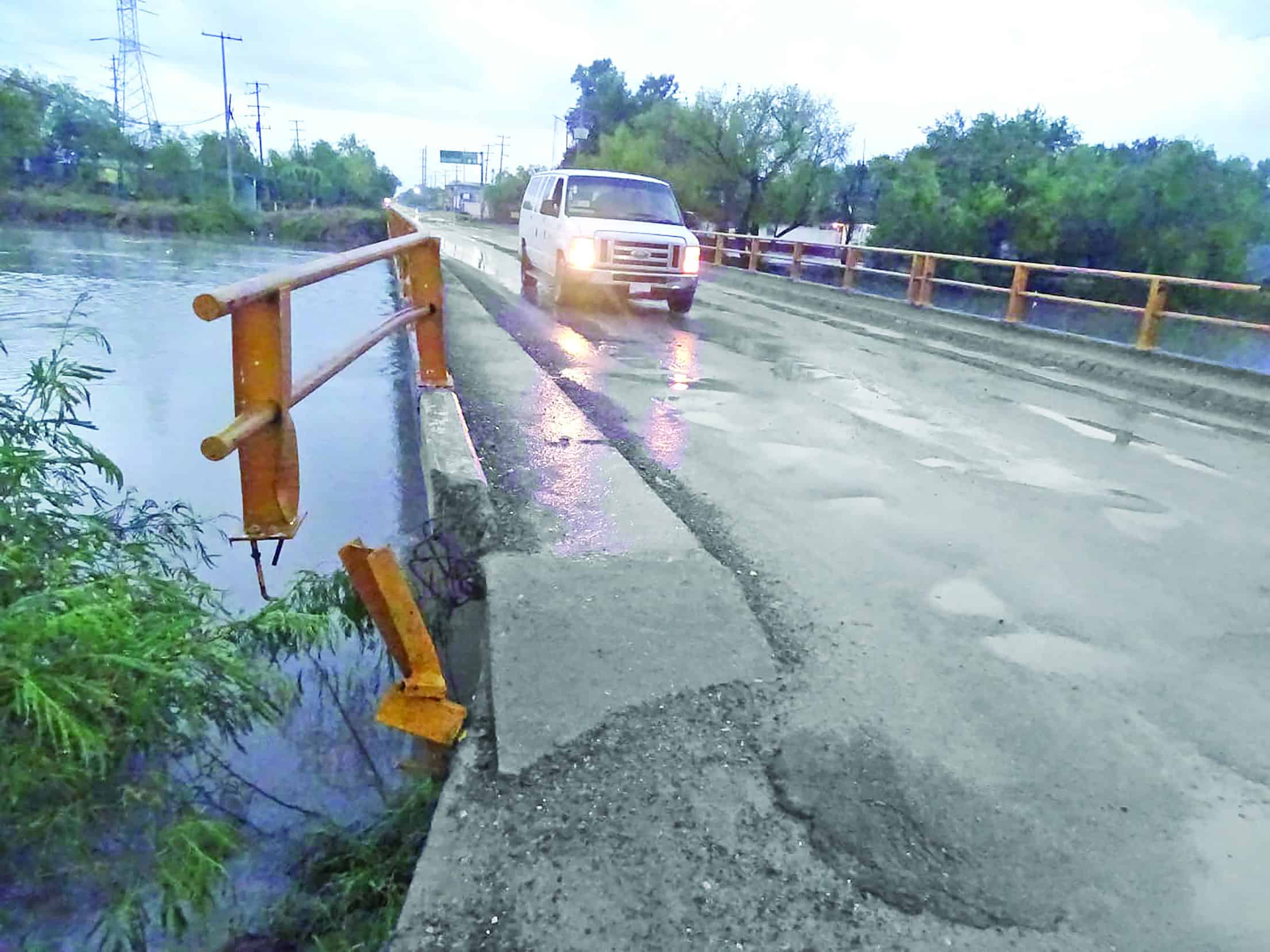 Destrozan cafres puente de la 109