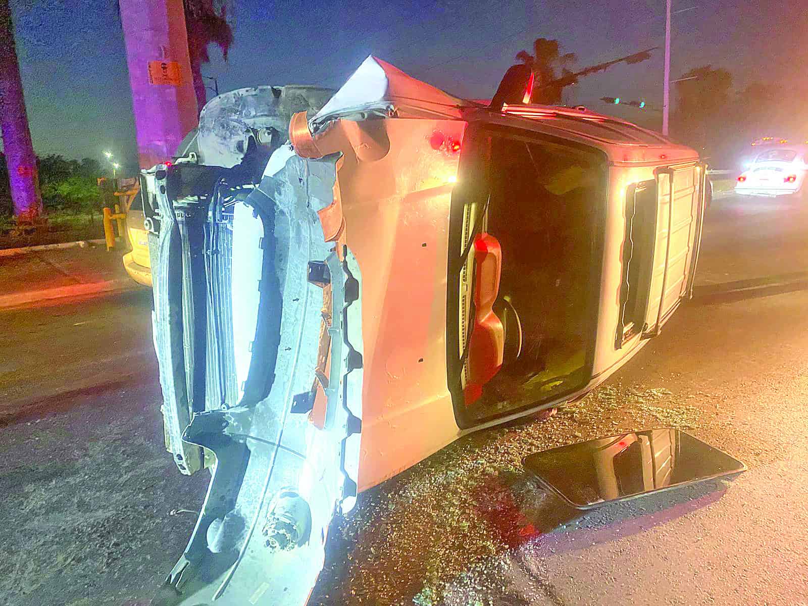 Se queda dormida y vuelca camioneta