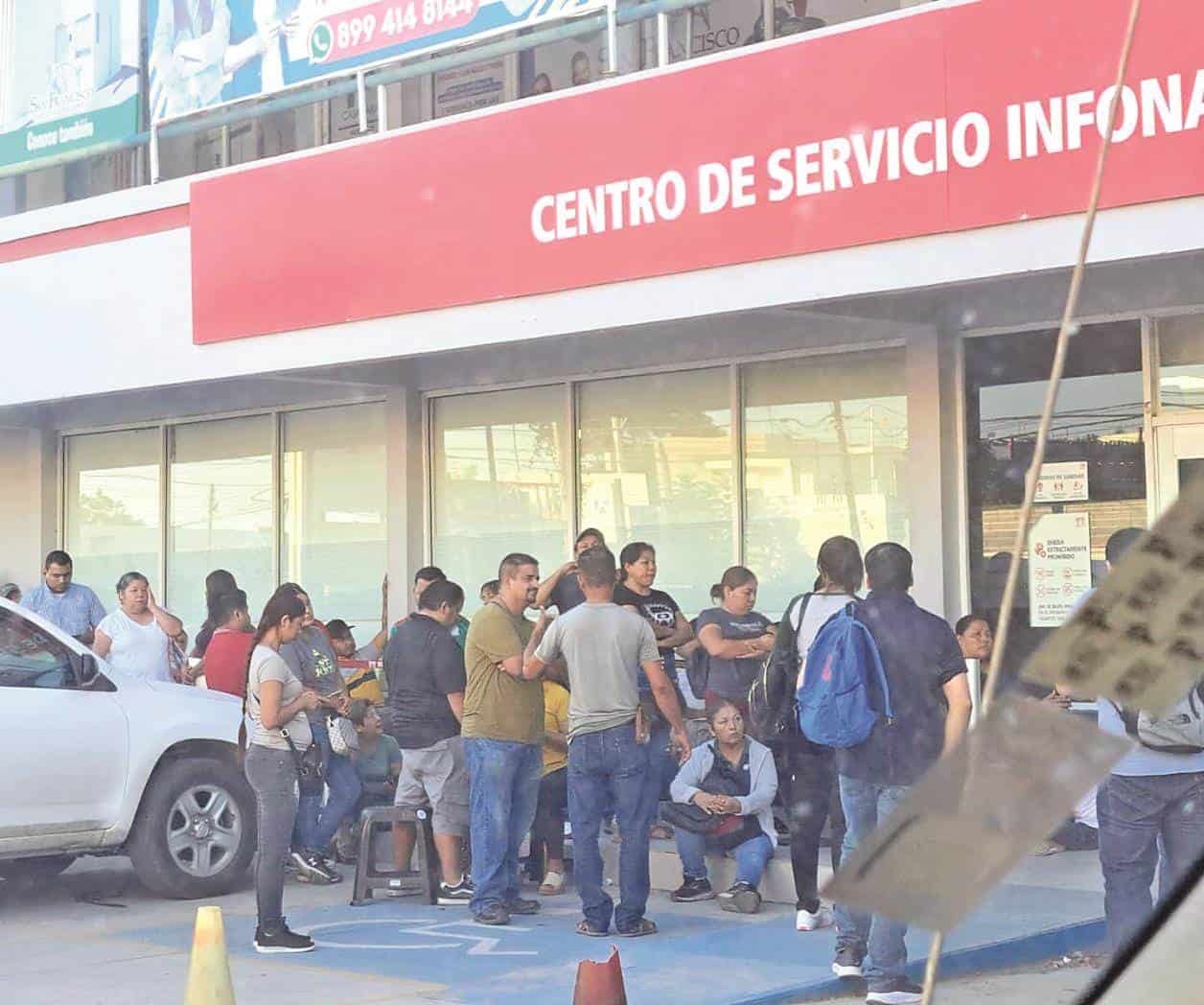 Hacen largas filas para realizar sus trámites ante el Infonavit