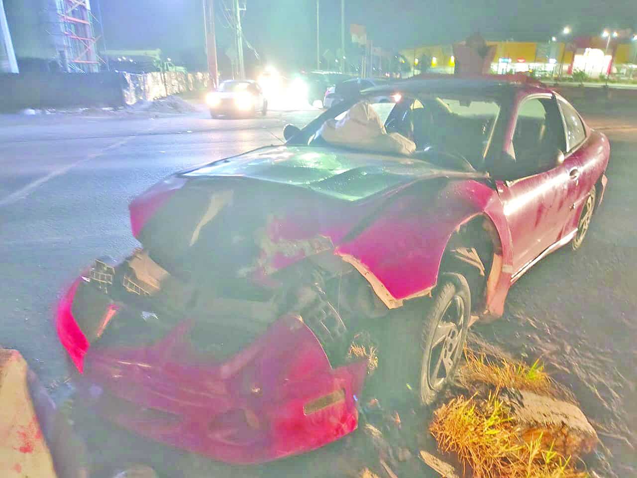 Abandona vehículo tras chocar contra poste de un semáforo