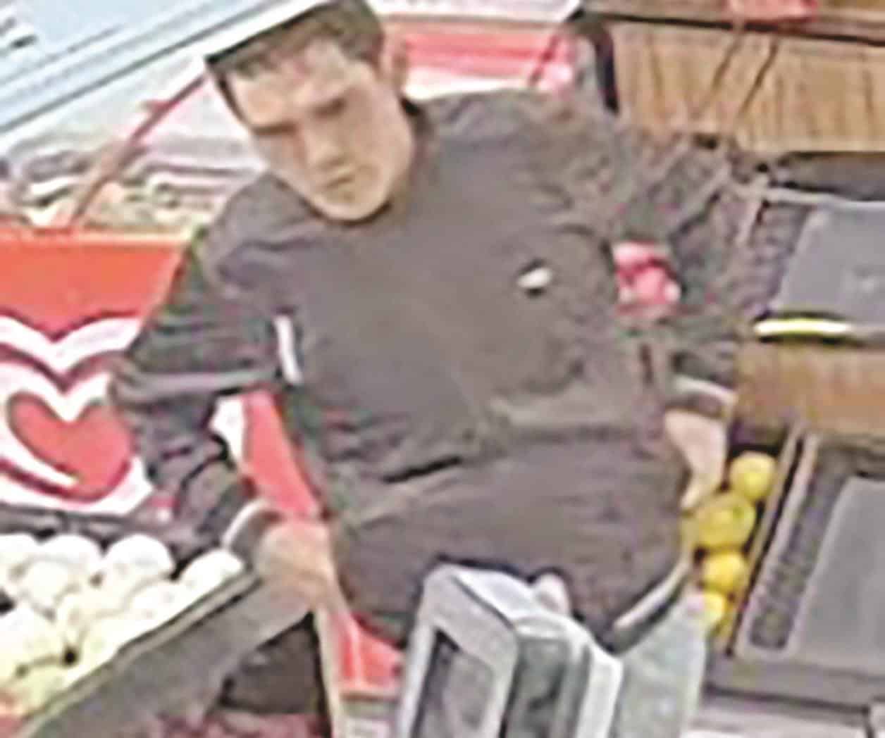 Asalta negocio con pistola en mano
