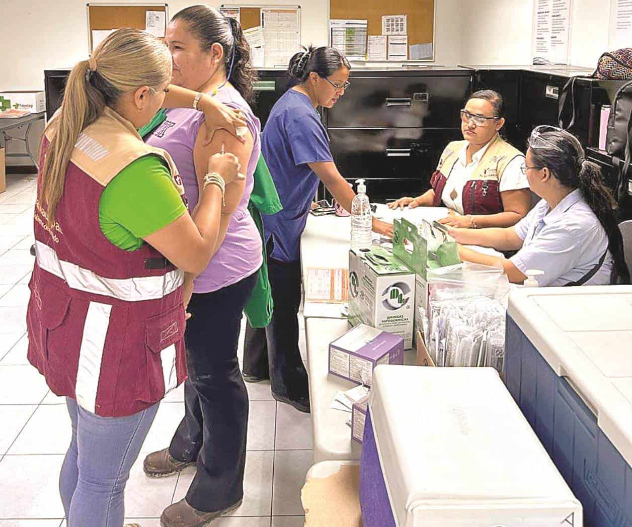 Acuden a vacunar a las maquiladoras