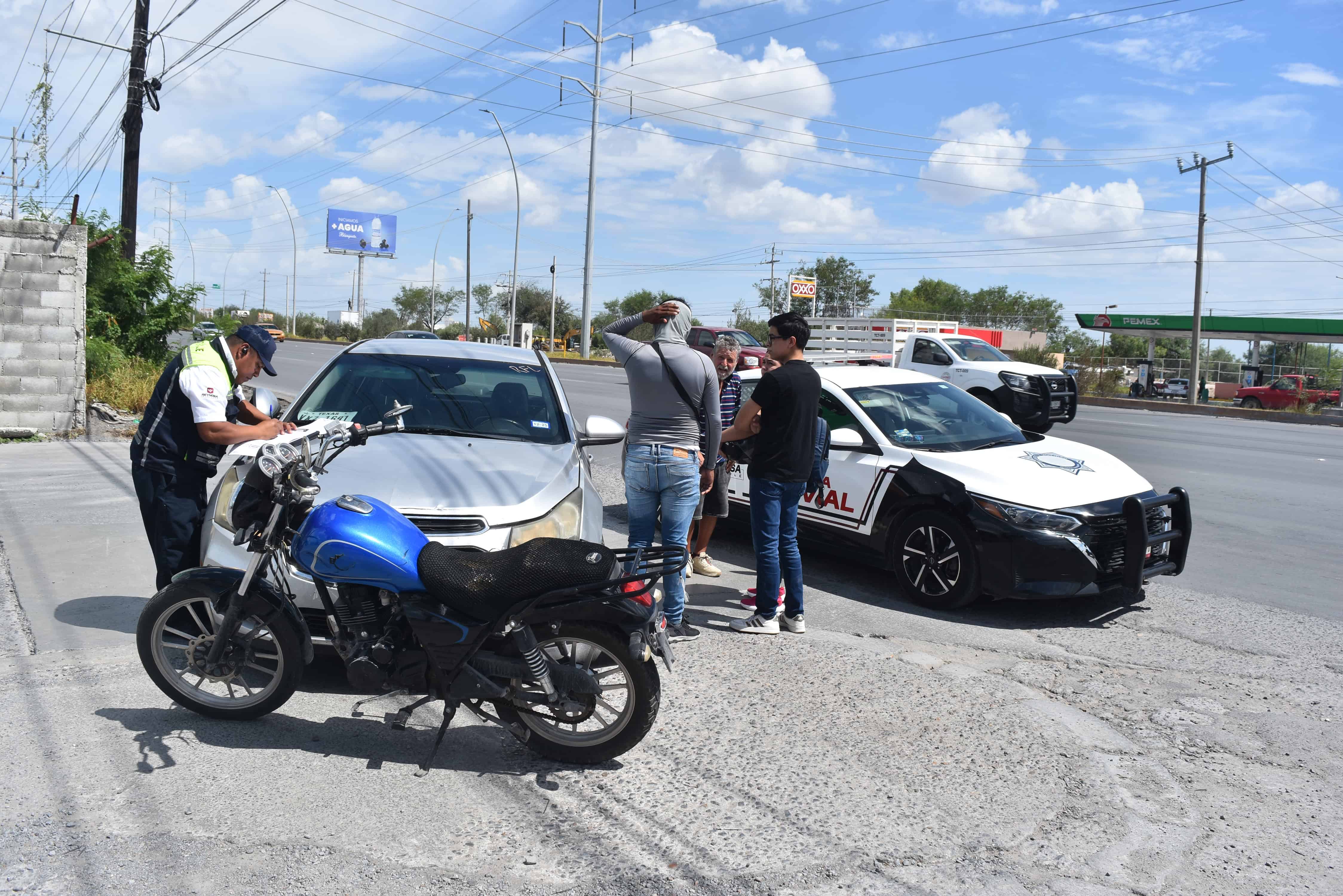 Embiste a motociclista y se escapa del lugar