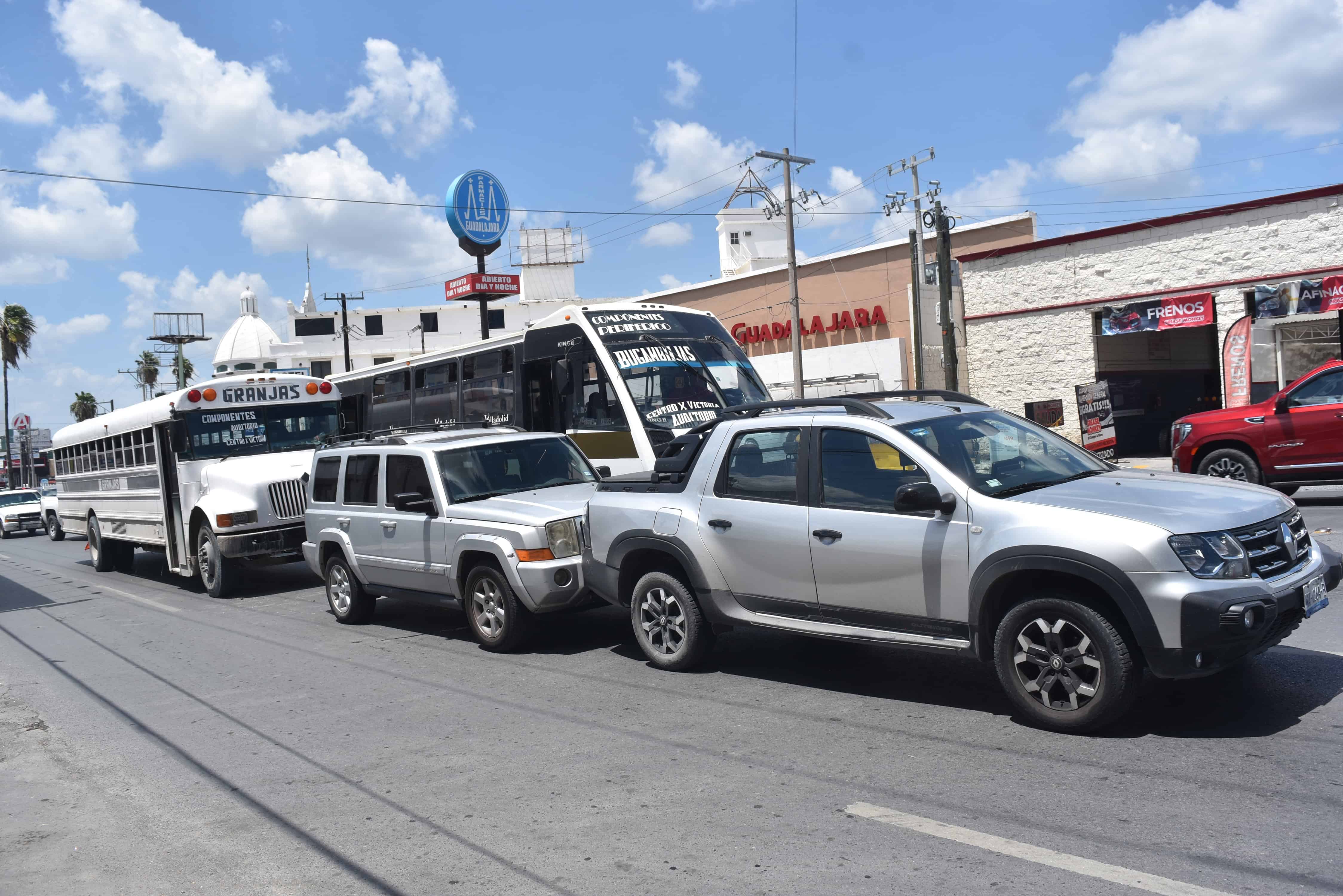 Se descuida y provoca carambola