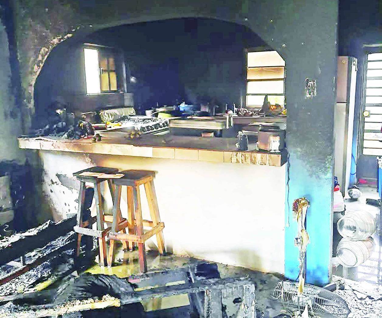 Arrasa incendio con vivienda de familia