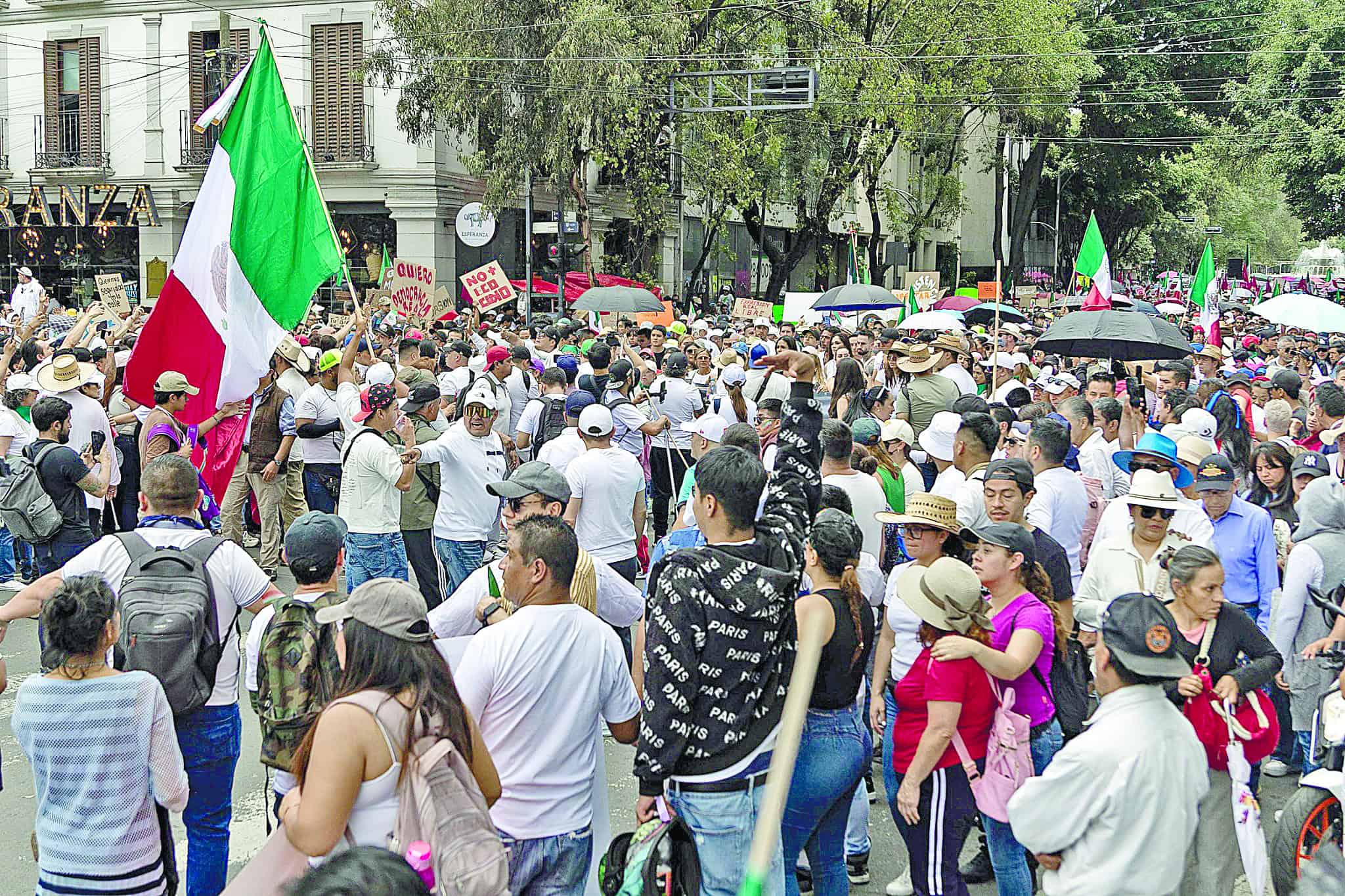 Marchan contra políticas de 4T