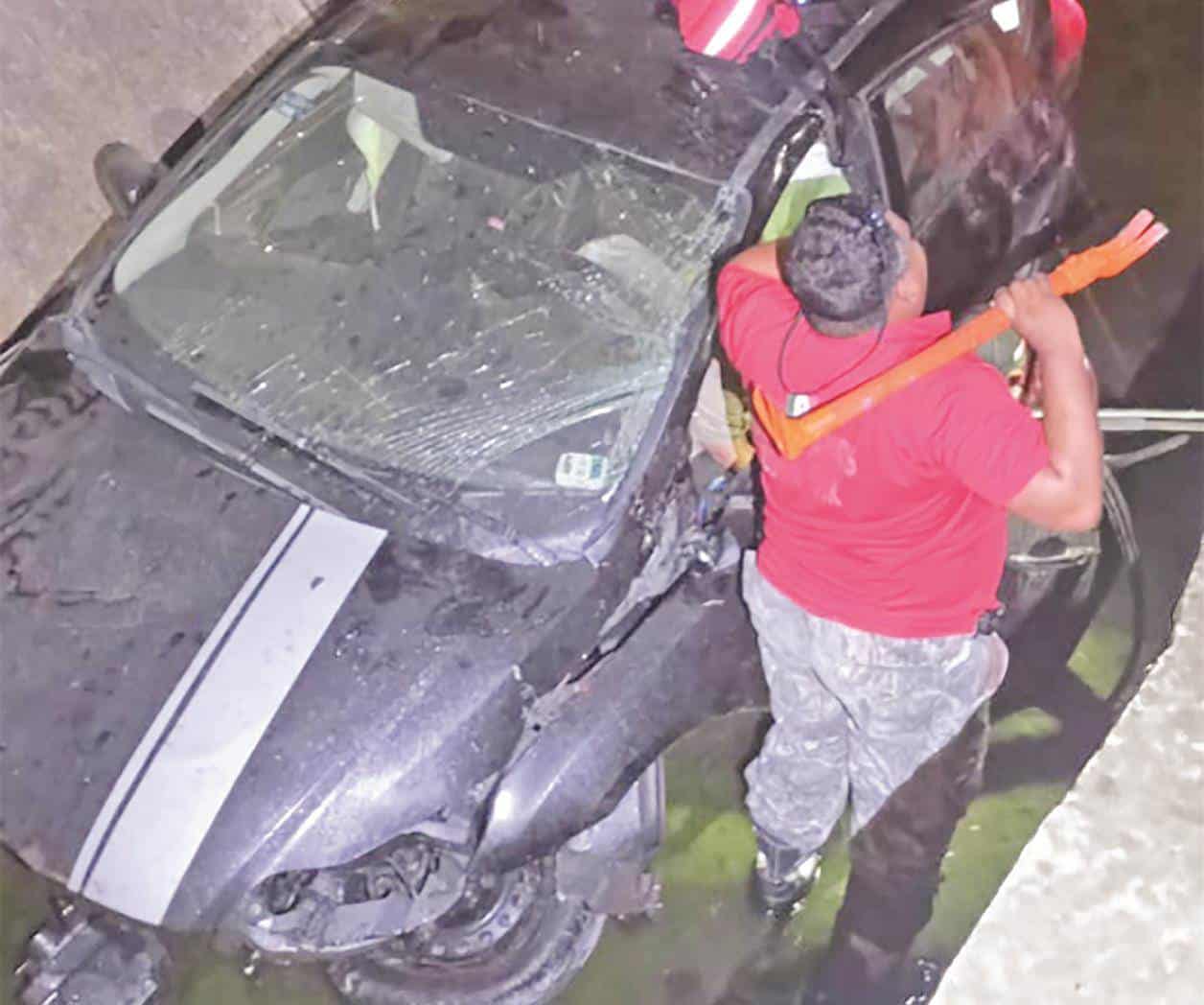Se va a canal con todo y automóvil